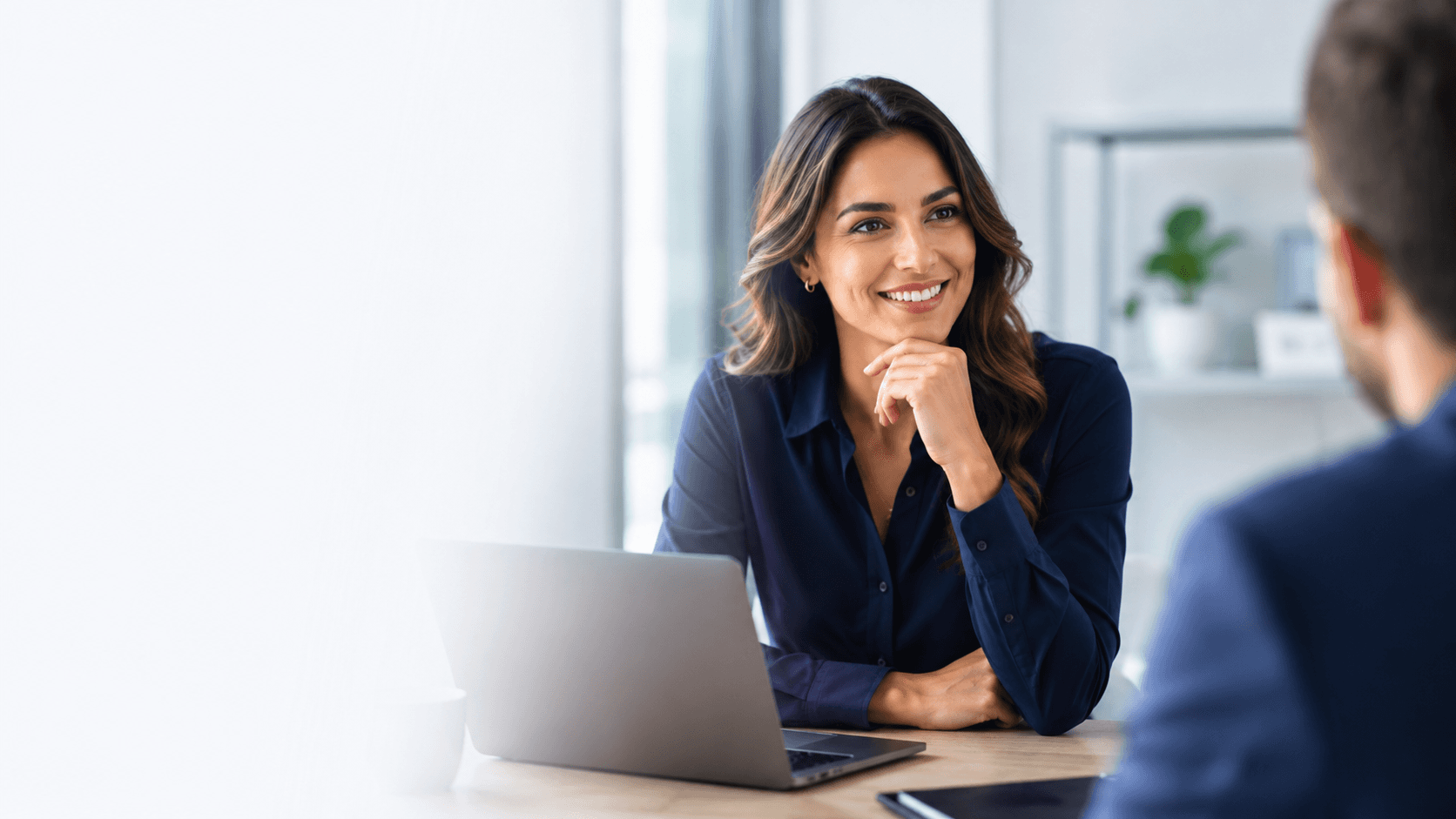 Consultora da Aja Agora conversando com um cliente